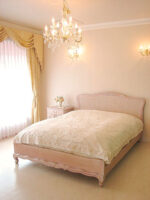 プリマベーラ クィーンサイズ ベッド 薔薇の彫刻 ピンクベージュ色
