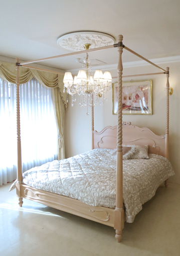 ラ・シェル 天蓋ベッド クィーンサイズ オードリーリボンの彫刻 ピンクベージュ色