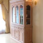 キャビネット 3枚扉 薔薇の彫刻 ピンクベージュ色｜キャビネット