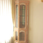 ラ・シェル　コーナーショーケース　薔薇の彫刻　上下ガラス扉　ピンクベージュ色のサムネイル