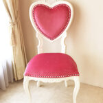 ハート型チェア オードリーリボンの彫刻 ホワイト色 ショッキング