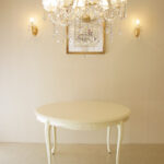 ビバリーヒルズ ラウンドテーブル１２０ オードリーリボンの彫刻 ホワイト色のサムネイル