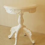 ティーテーブル　クラシックリボンの彫刻　Φ48㎝　×　H60cm　スーパーホワイトグロス色のサムネイル