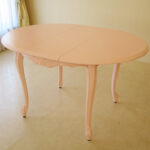 ビバリーヒルズ　ラウンドテーブル シェルの彫刻 高さ73cm 伸長式 100－130cm バービーピンク色のサムネイル