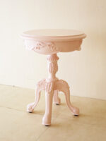ティーテーブル １本脚 オードリーリボンの彫刻 バービーピンク色
