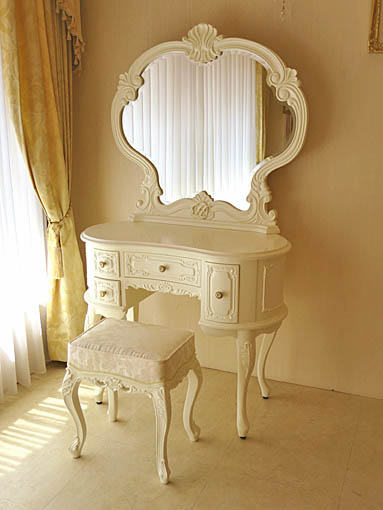 プリンセスドレッサー　一面鏡　イニシャルHの彫刻　ホワイト色　アンアイボリーの張地　ビバリーヒルズスツール