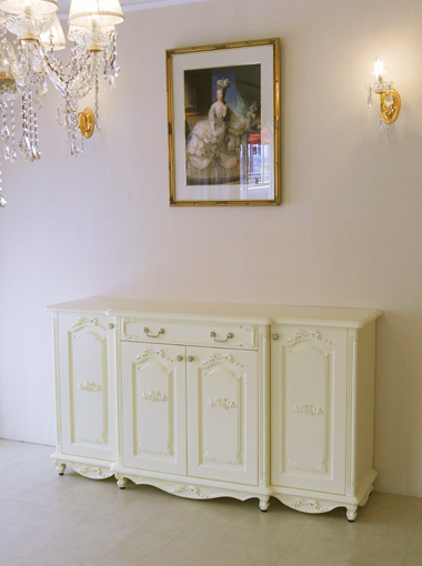 ラ・シェルサイドボード 4枚扉 引出１杯 薔薇とオードリーリボンの彫刻 ホワイト色