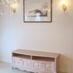 ビバリーヒルズ　TVボードW140　リボンの彫刻　4枚扉　ピンクベージュ色のサムネイル