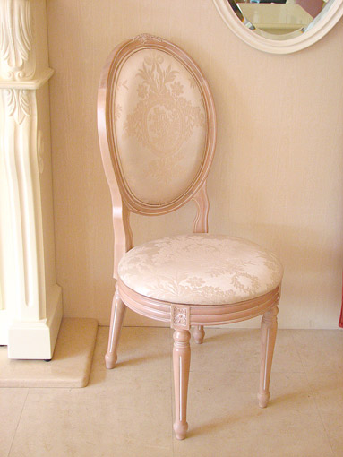 オーバルチェア　ルイ16世スタイル　ピンクベージュ色　背もたれ前後に薔薇の彫刻　リボンとブーケ柄オフホワイトの張り地