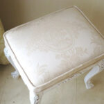 ビバリーヒルズ スツール オードリーリボンの彫刻 ホワイト＆ブラック