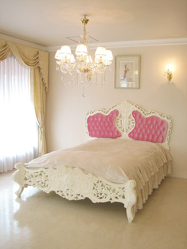 ロココスタイルベッド　クィーンサイズ　 ホワイト色　ベビーピンクのベルベットの張り地
