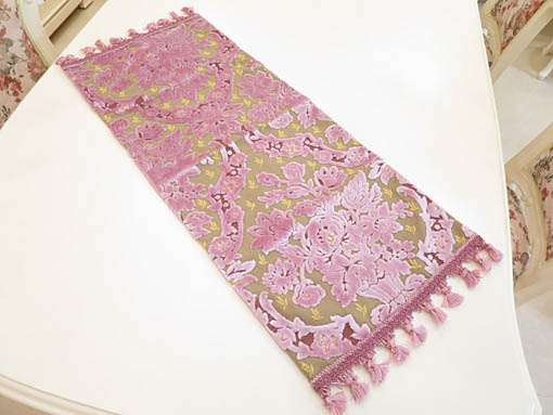 テーブルランナー　金華山織りピンク花かご柄　64×25
