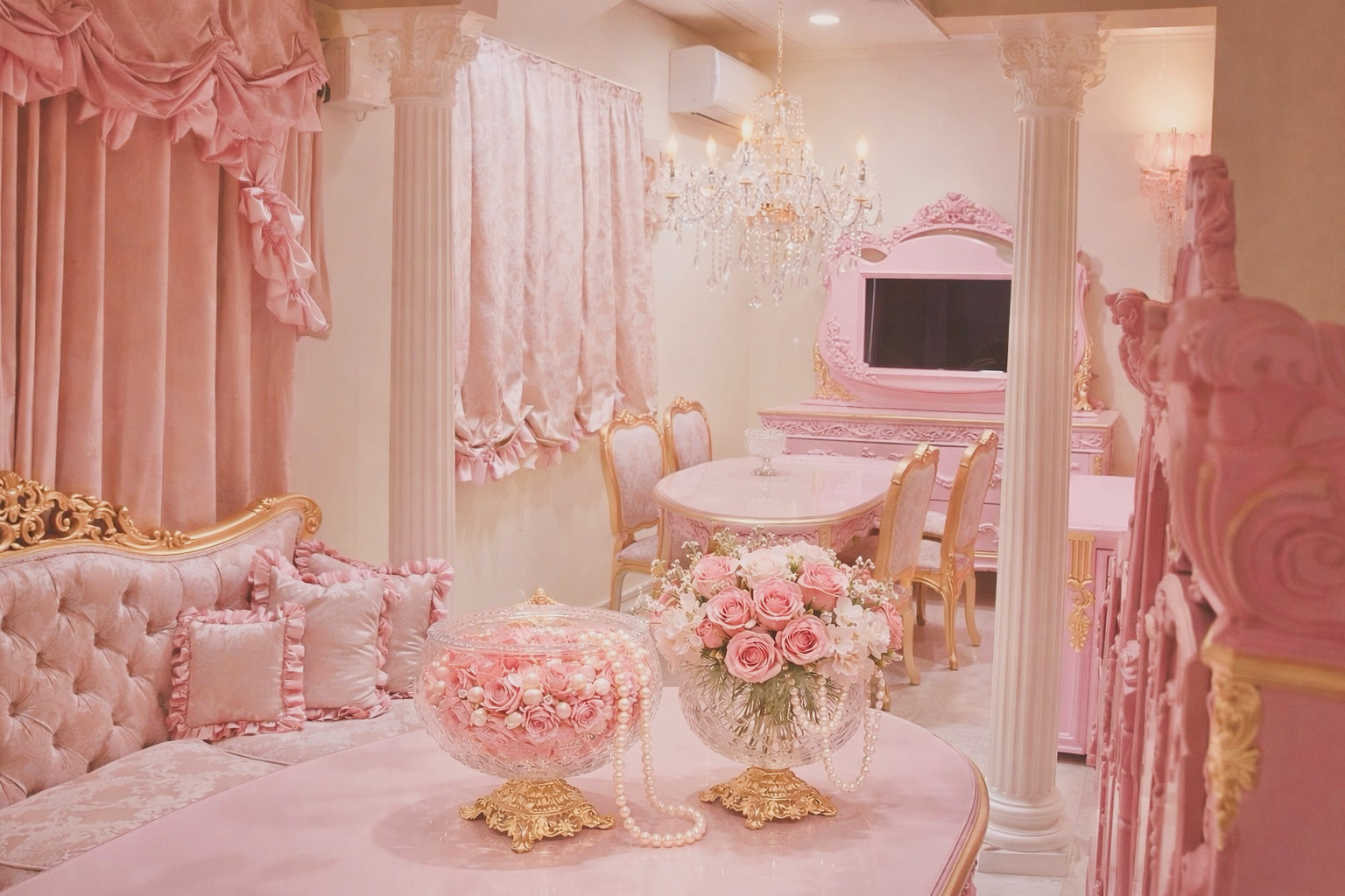 ピンクを基調としたロココ調家具でコーディネートした輸入住宅のリビングダイニング