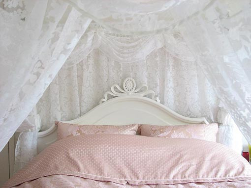 canopy bed