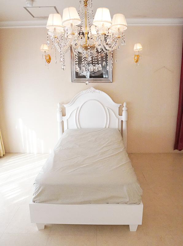アンティークホワイトで製作したクラシックデザインのベッド