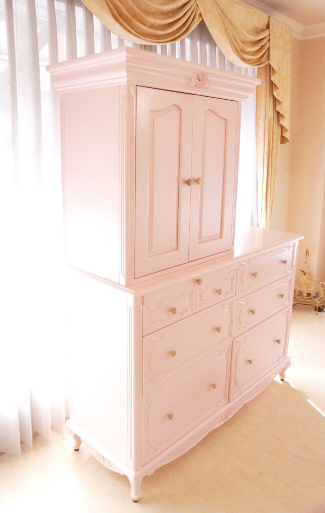 御仏壇 キャビネット型 薔薇の彫刻 バービーピンク色｜洋風仏壇｜輸入