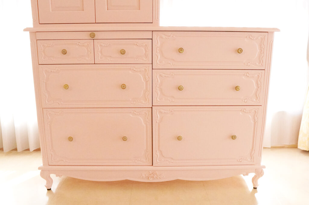 御仏壇 キャビネット型 薔薇の彫刻 バービーピンク色｜洋風仏壇｜輸入