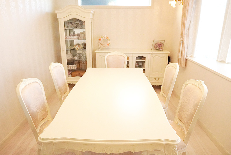 白いダイニングテーブル