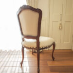 ルイ ダイニングチェア マホガニーブラウン色 ホワイト 革張り｜チェア