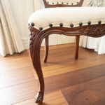 ルイ ダイニングチェア マホガニーブラウン色 ホワイト 革張り｜チェア