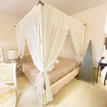 アウトレット オードリー 天蓋ベッド キングサイズ  ホワイト色 ピンクモアレの張地 マット別売りのサムネイル