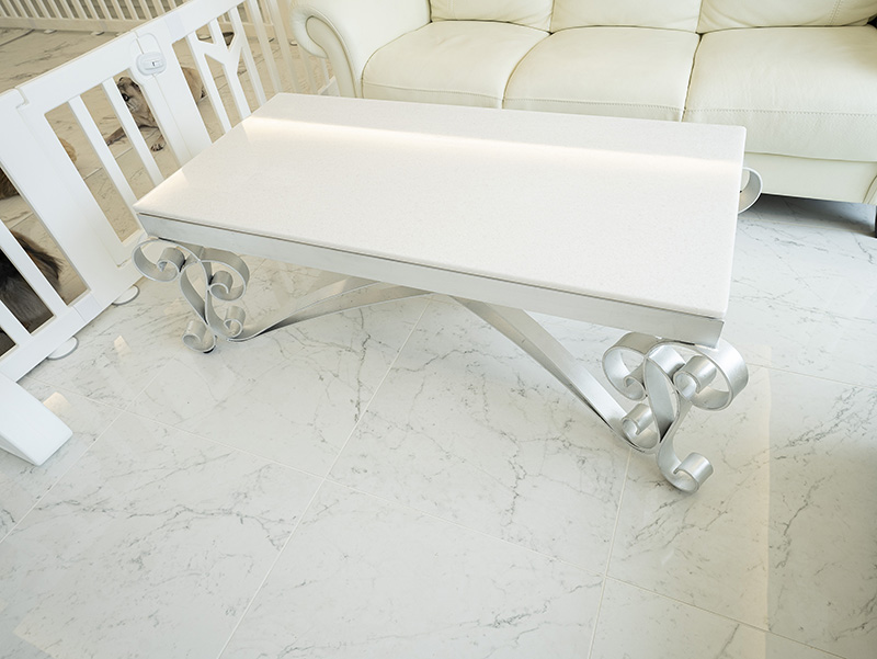 アイアンセンターテーブル アイーダ シルバー色 銀箔仕上げ　ホワイトロック クリスタル天板 W130