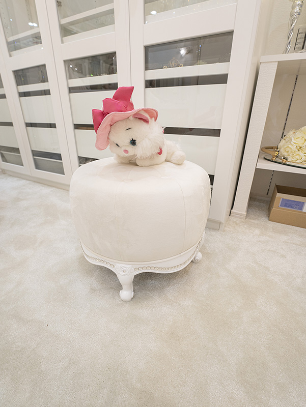 ラウンド型 オットマン(スツール） 猫脚 薔薇の彫刻 スーパーホワイト色 ホワイトベルベット