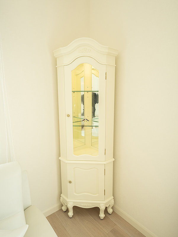 ラ・シェル コーナーショーケース アールデザイントップ 2枚扉 薔薇の彫刻 ホワイト色 ボトム ウッドドア