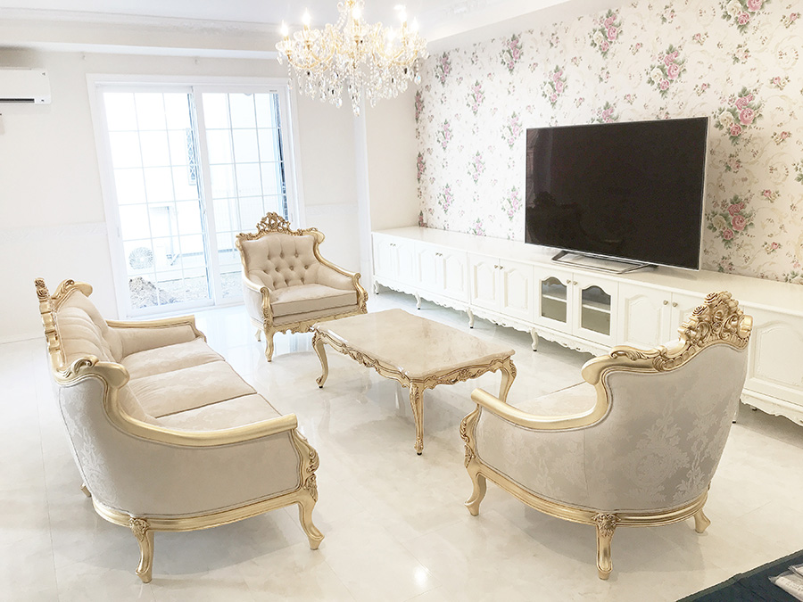 ロココ調家具 リビング インテリア 施工事例 白家具 ゴールド装飾 シャンデリア