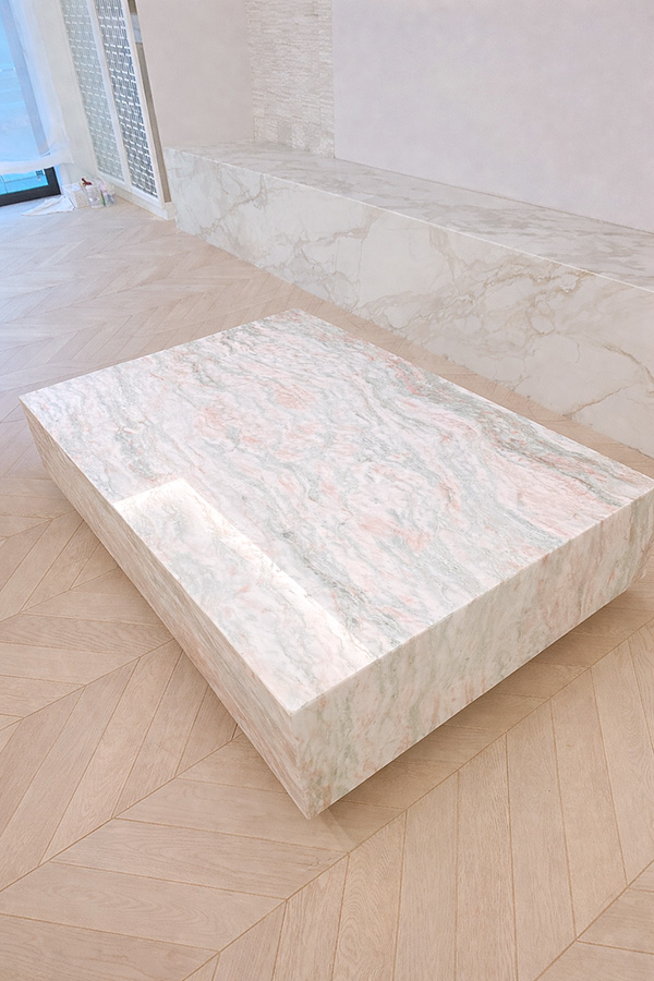 天然石アルバキーラを贅沢に使用した重厚感のあるスクエア型センターテーブル