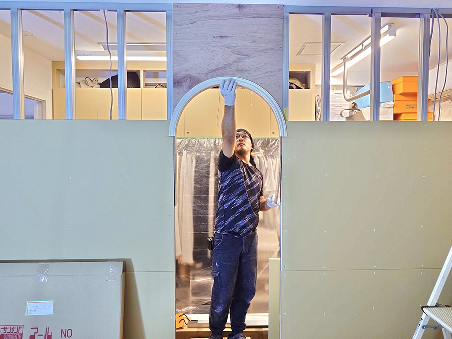 ロココ調インテリアのために製作したアーチ開口の施工途中の様子