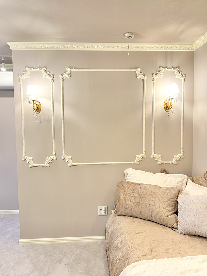 ロココ調モールディングで壁面装飾を施した、クラシックで上品なベッドルーム内装