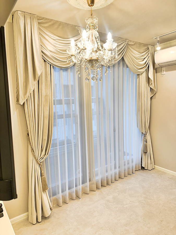 ロココ調シャンデリアとドレープカーテンで演出したホテルライクなエレガント空間