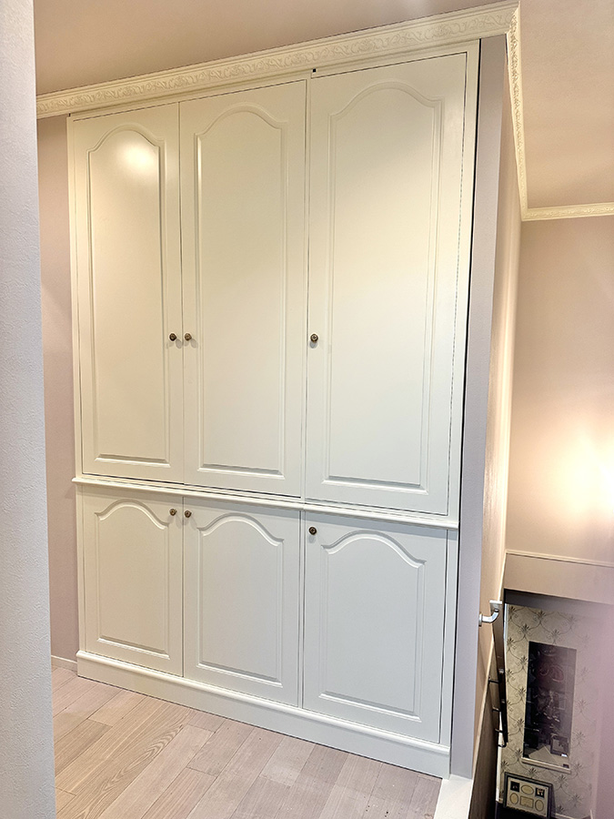 ロココ調デザインのオーダー壁面収納家具とモールディングを組み合わせた上質な内装