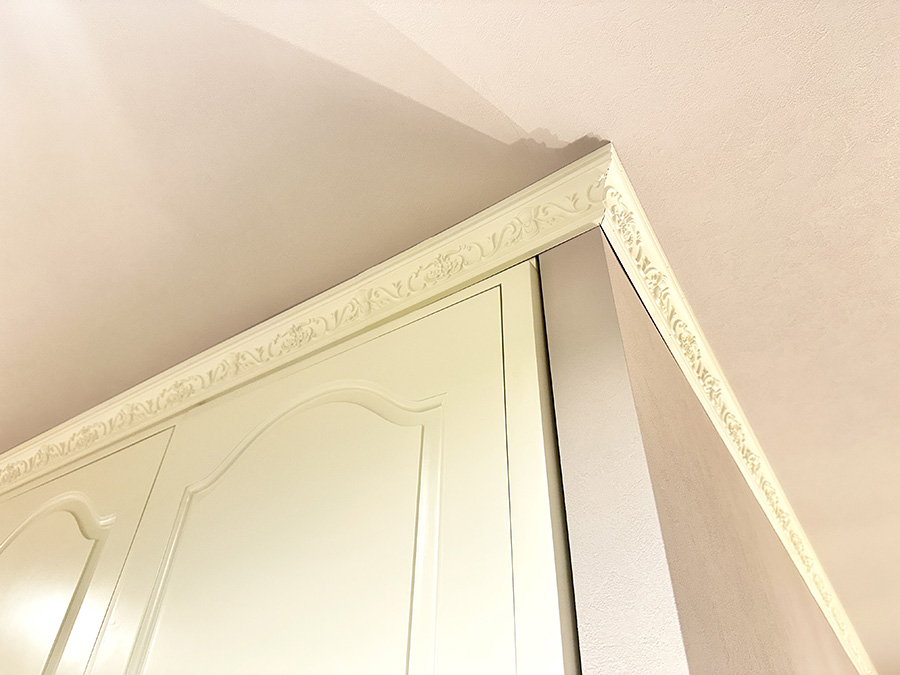 ロココ調の装飾モールディングと建具を美しく納めたクラシックインテリアのディテール