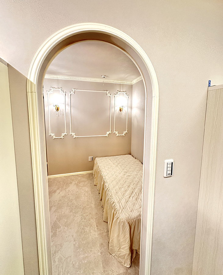 ロココ調インテリアに合わせて製作した優雅なアーチ開口の完成写真