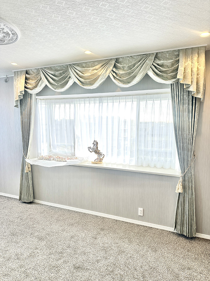 建具と造作家具に調和するカーテン施工例。光の入り方を整え、空間全体を完成させる役割のカーテン。