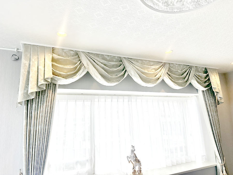 窓枠寸法と天井高に合わせてスワッグの数とサイズバランスを調整したカーテン施工例 