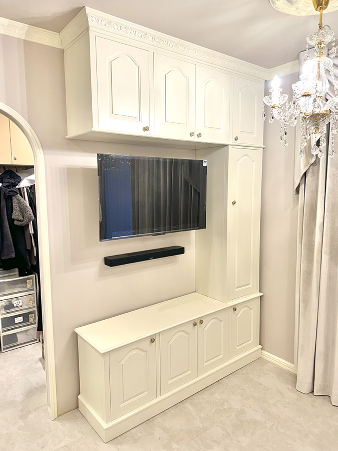 白い建具に調和する造作家具。空間の主役として配置されつつ、輪郭と喧嘩しないデザイン。