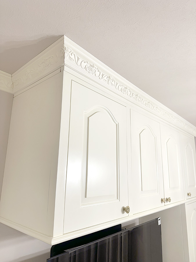 天井との隙間をなくす目的で、モールディングを設けて設置した造作収納家具の施工例 