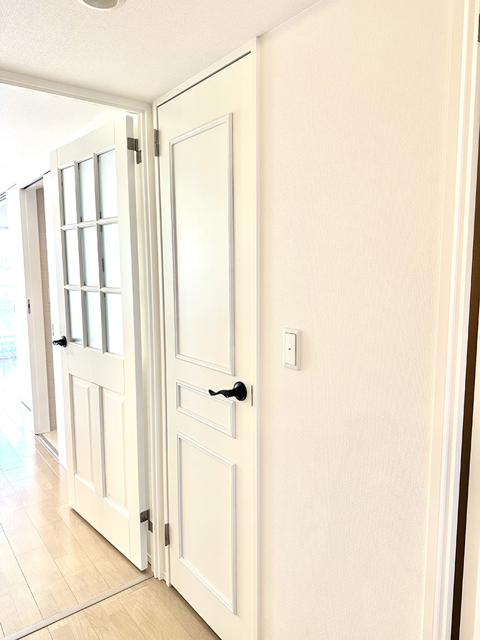 ロココ調デザインで製作したガラス入り室内ドア。東京都N様邸リフォーム施工後 