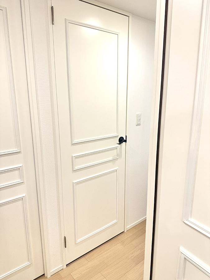 ロココ調建具へ交換後の東京都N様邸の室内ドア。白を基調とした上品な仕上がり 