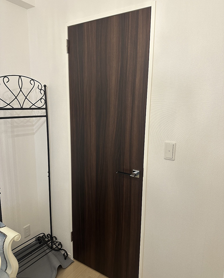 リフォーム前の東京都N様邸の室内ドア。茶色の量産建具が使われていた施工前の様子 