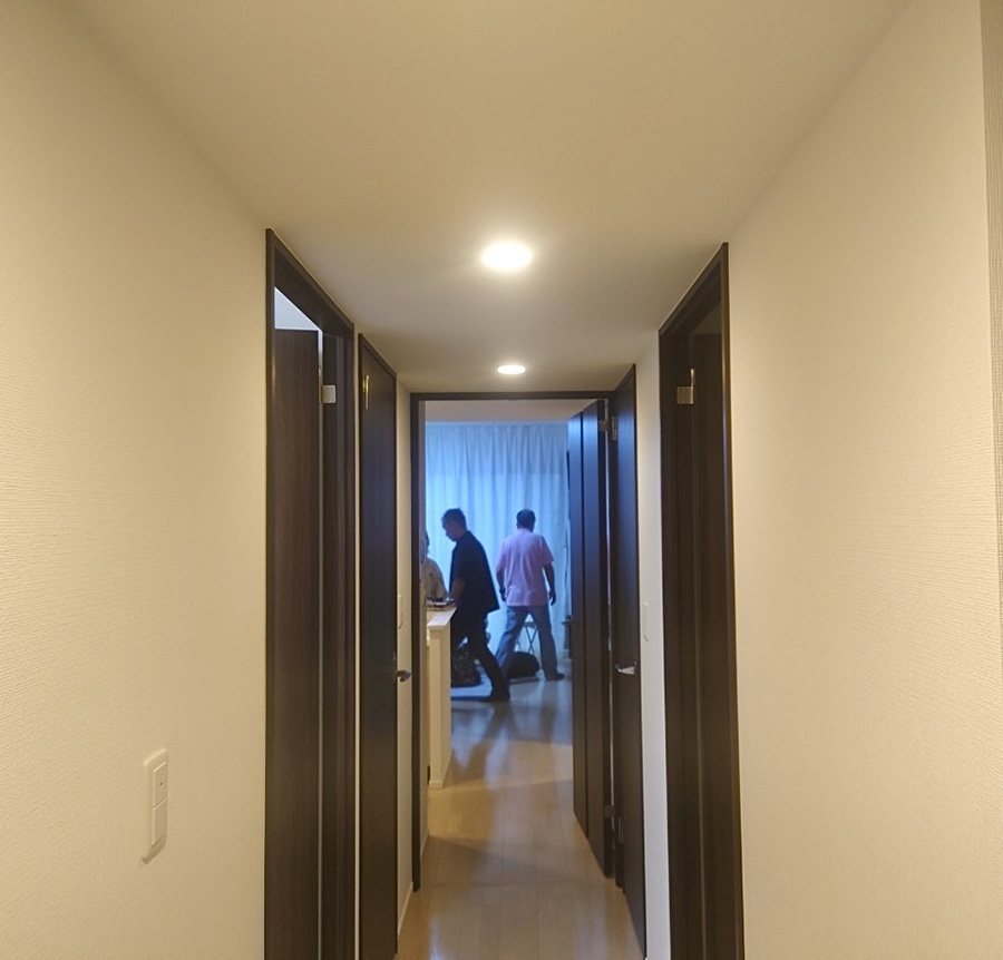 リフォーム前の東京都N様邸の室内ドア。茶色の量産建具が使われていた施工前の様子