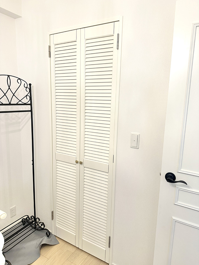 ロココ調建具へ交換後の東京都N様邸の室内ドア。白を基調とした上品な仕上がり 