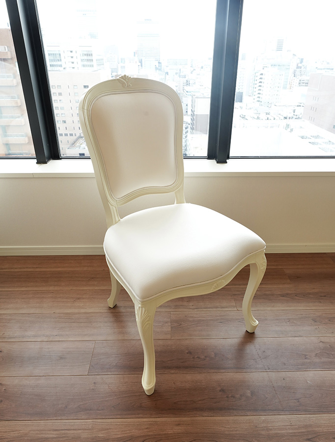 ロココ調チェアを用いたタワーマンションインテリアのコーディネート例 