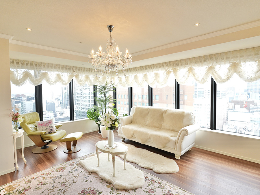 ロココ調ソファを配置したタワーマンションの明るいリビングインテリア 