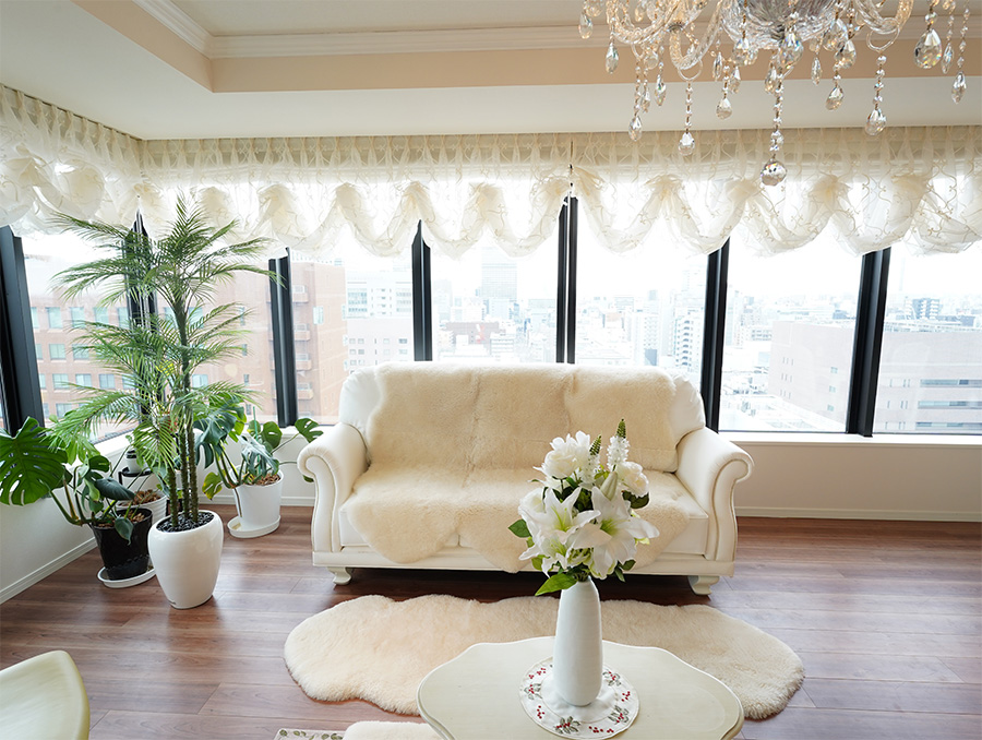 タワーマンションの大きな窓に合わせたロココ調カーテンの施工事例 