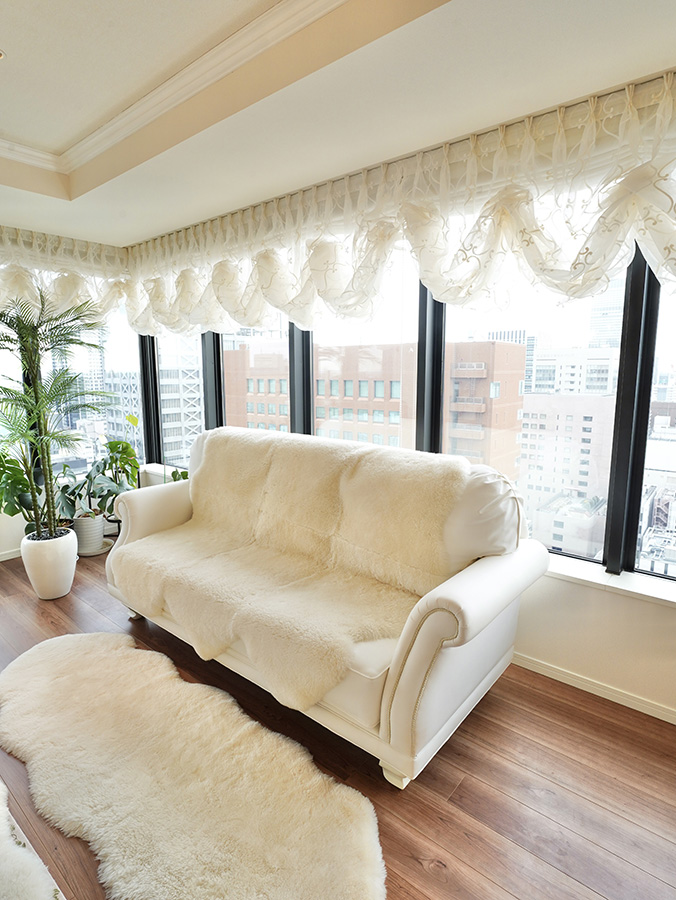 ロココ調ソファを配置したタワーマンションの明るいリビングインテリア 