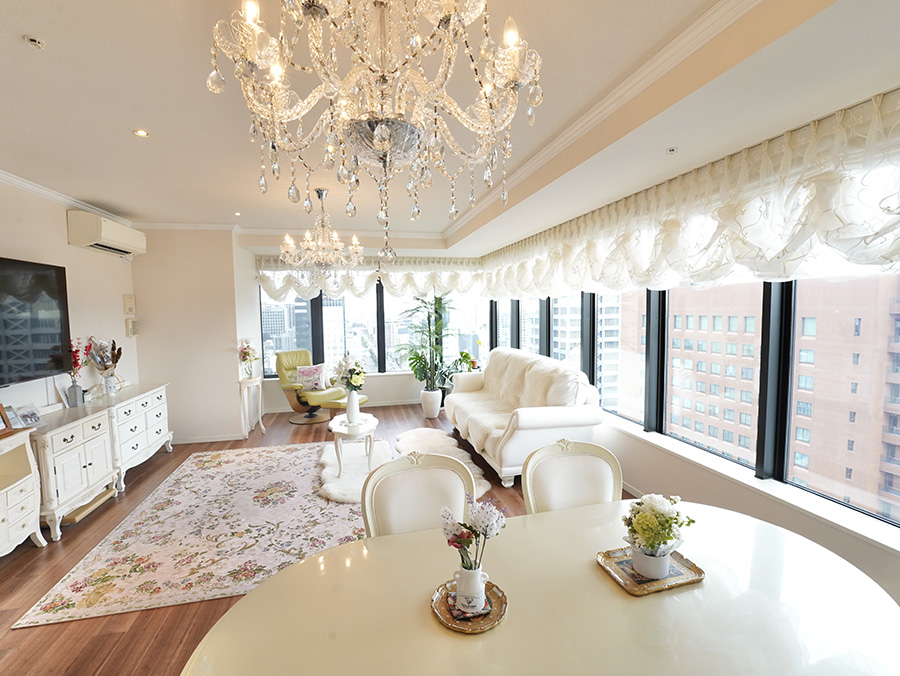 名古屋市中心部のタワーマンションに納品したロココ調インテリアのリビング空間